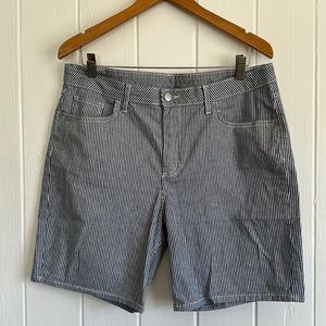 Lee Riders Midrise Short Blue and White Pinstripe a size 14